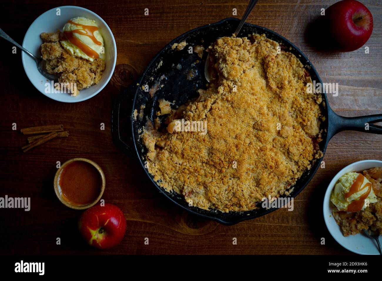 Croustillant aux pommes dans une poêle en fonte Banque D'Images