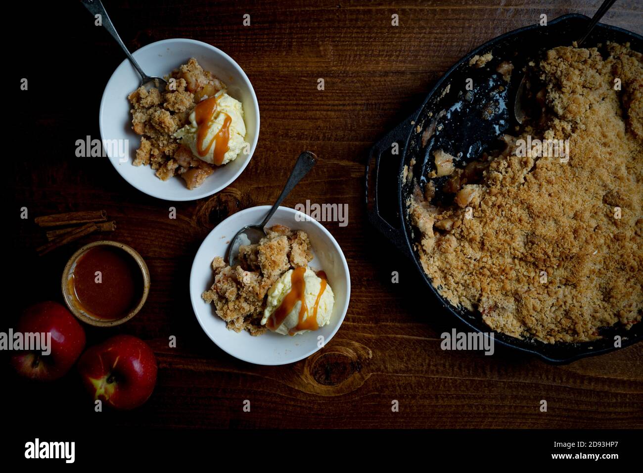 Croustillant aux pommes dans une poêle en fonte Banque D'Images