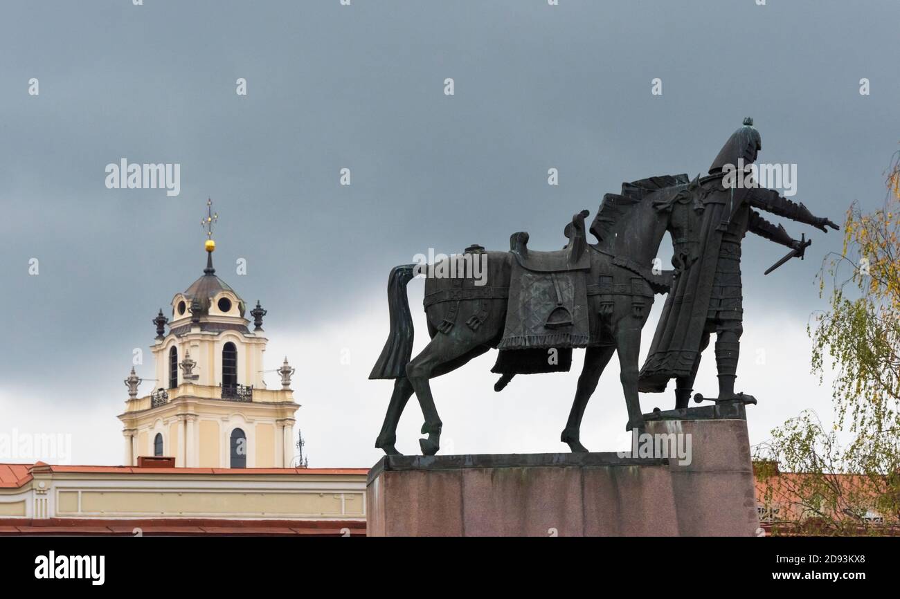 Monument au Grand-Duc Gediminas et à la tour de l'Université de Vilnius, Vilnius, Lituanie Banque D'Images