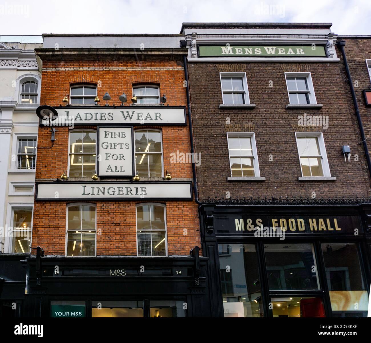 Ancienne signalisation sur le magasin Marks and Spencer de Grafton Street, Dublin, Irlande. Le bâtiment était auparavant la propriété de Brown Thomas, un détaillant établi depuis longtemps. Banque D'Images