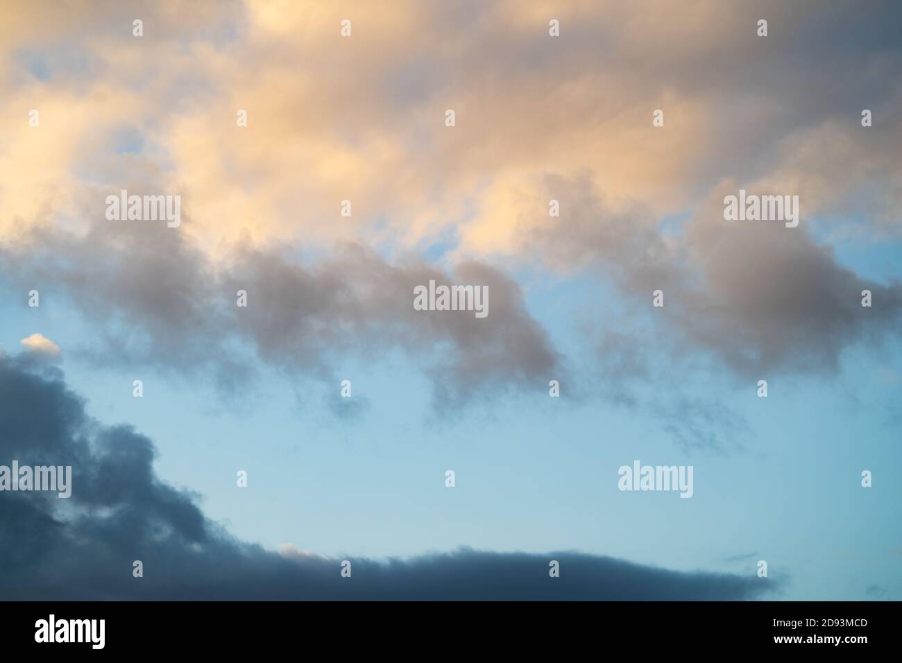 Image d'arrière-plan ciel haute résolution à utiliser en remplacement du ciel. Orientation paysage. Nuages de stratocumulus Banque D'Images