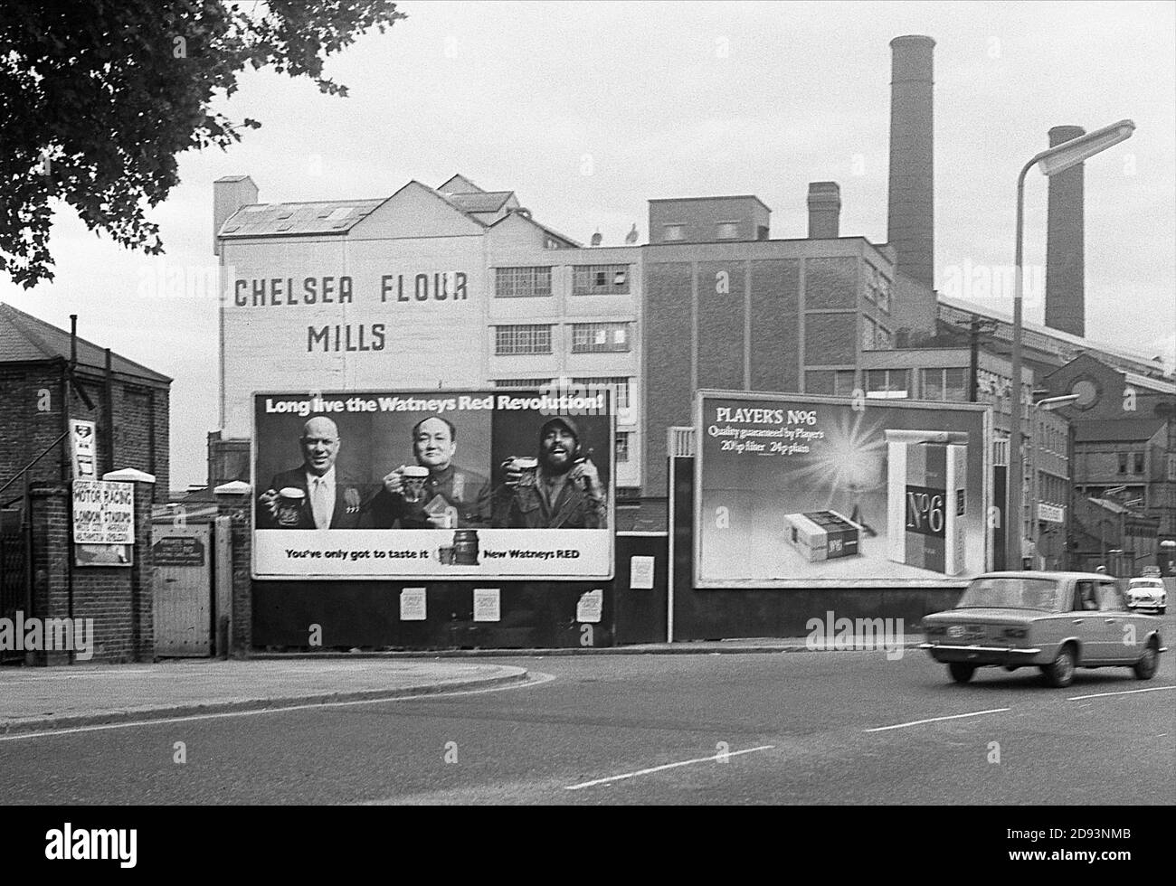 Publicité de la bière Red Revolution, Londres, Angleterre, 1971 Banque D'Images