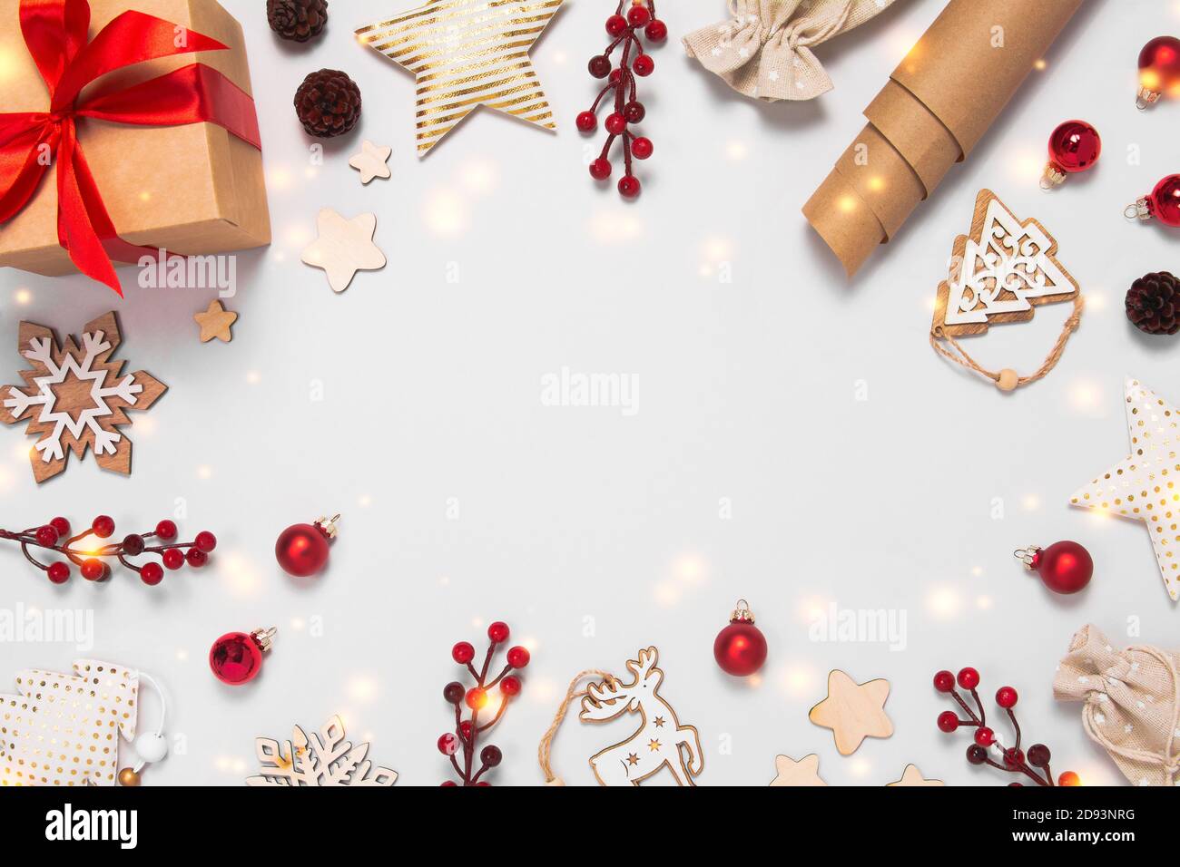 Cadre de Noël zéro déchet avec verre, textiles et décorations en bois, cônes de pin, sacs et boîte de cadeau, baies sur fond de sarcelle. Vue de dessus de la pose à plat Banque D'Images