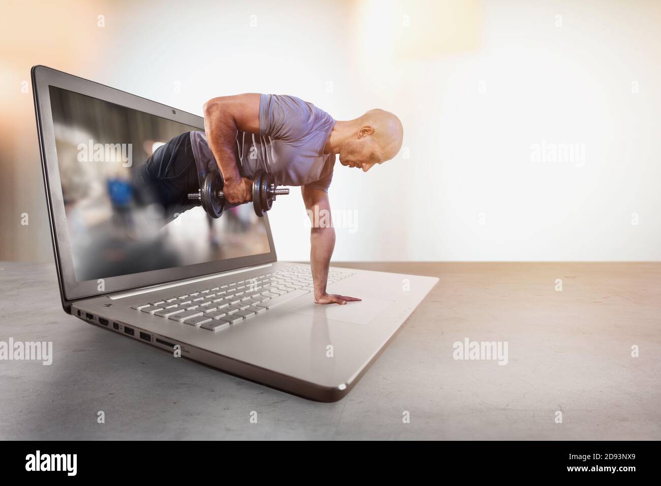 Un entraîneur personnel fait une leçon de gym par Internet et ordinateur portable Banque D'Images