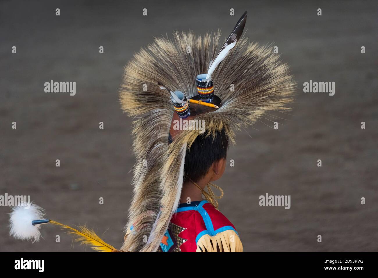 Enfants autochtones américains portant des vêtements traditionnels dansant, Omak, État de Washington, États-Unis Banque D'Images