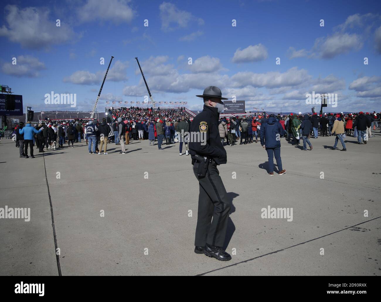 Scranton, États-Unis. 02 novembre 2020. Les partisans de Trump attendent que le président Donald J. Trump arrive lorsqu'il organise un rassemblement Make America Great Again Victory à l'aéroport international de Wilkes-barre Scranton à Scranton, en Pennsylvanie, le lundi 2 novembre 2020. Photo de John Angelillo/UPI crédit: UPI/Alay Live News Banque D'Images