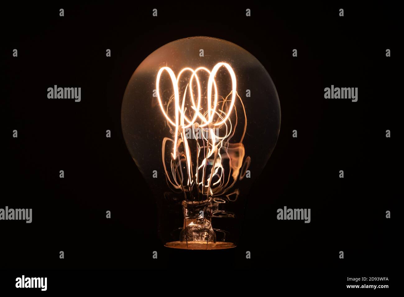 Lampe à filament de carbone Paulmann Rustika - une lampe moderne, en grande partie identique en conception et en structure aux lampes à filament de carbone originales. Repro, moderne Banque D'Images