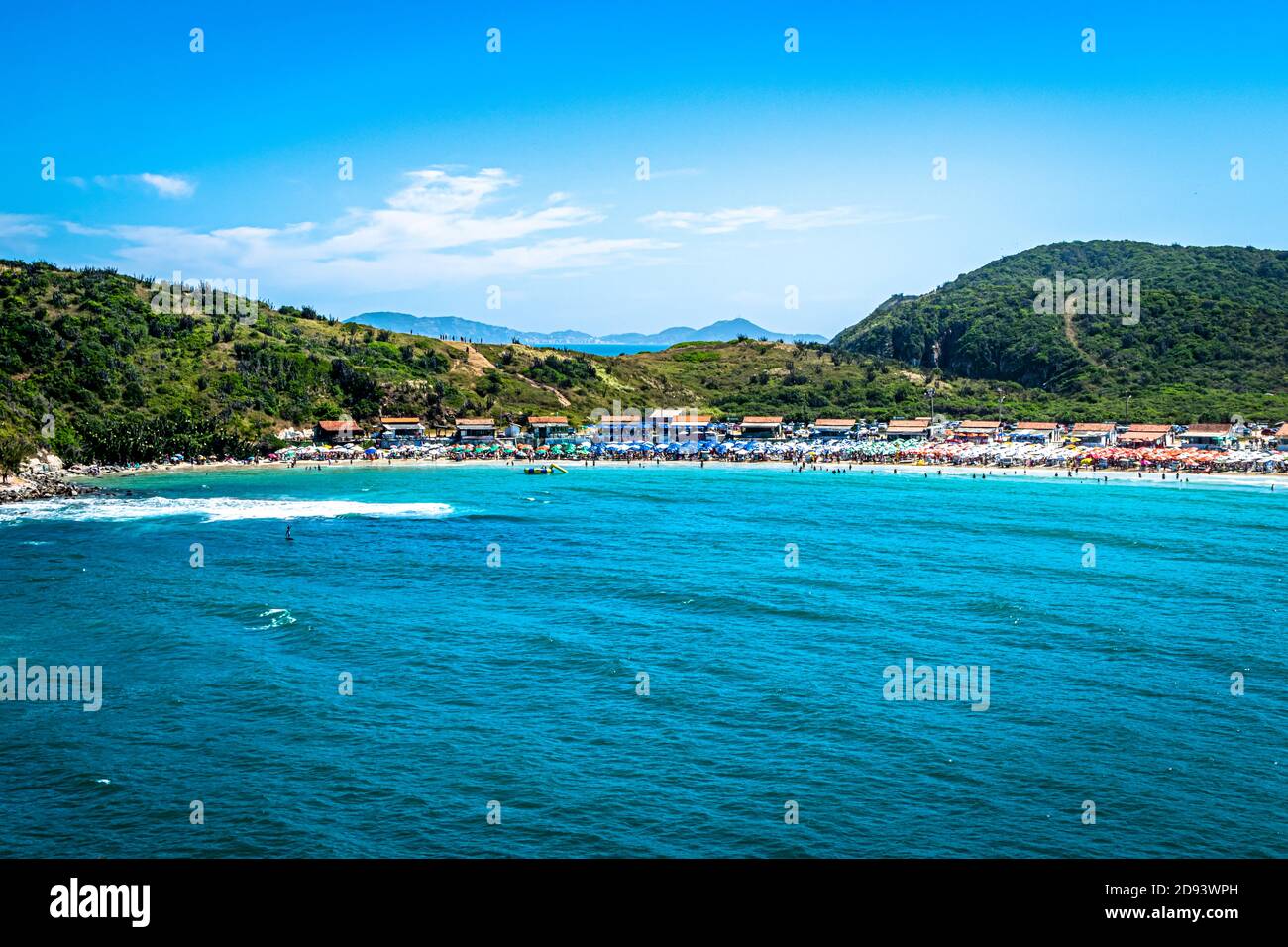 Plage en été ensoleillé, sur la mer de la côte brésilienne, dans la région des lacs, ville de Cabo Frio, Rio de Janeiro, Brésil Banque D'Images