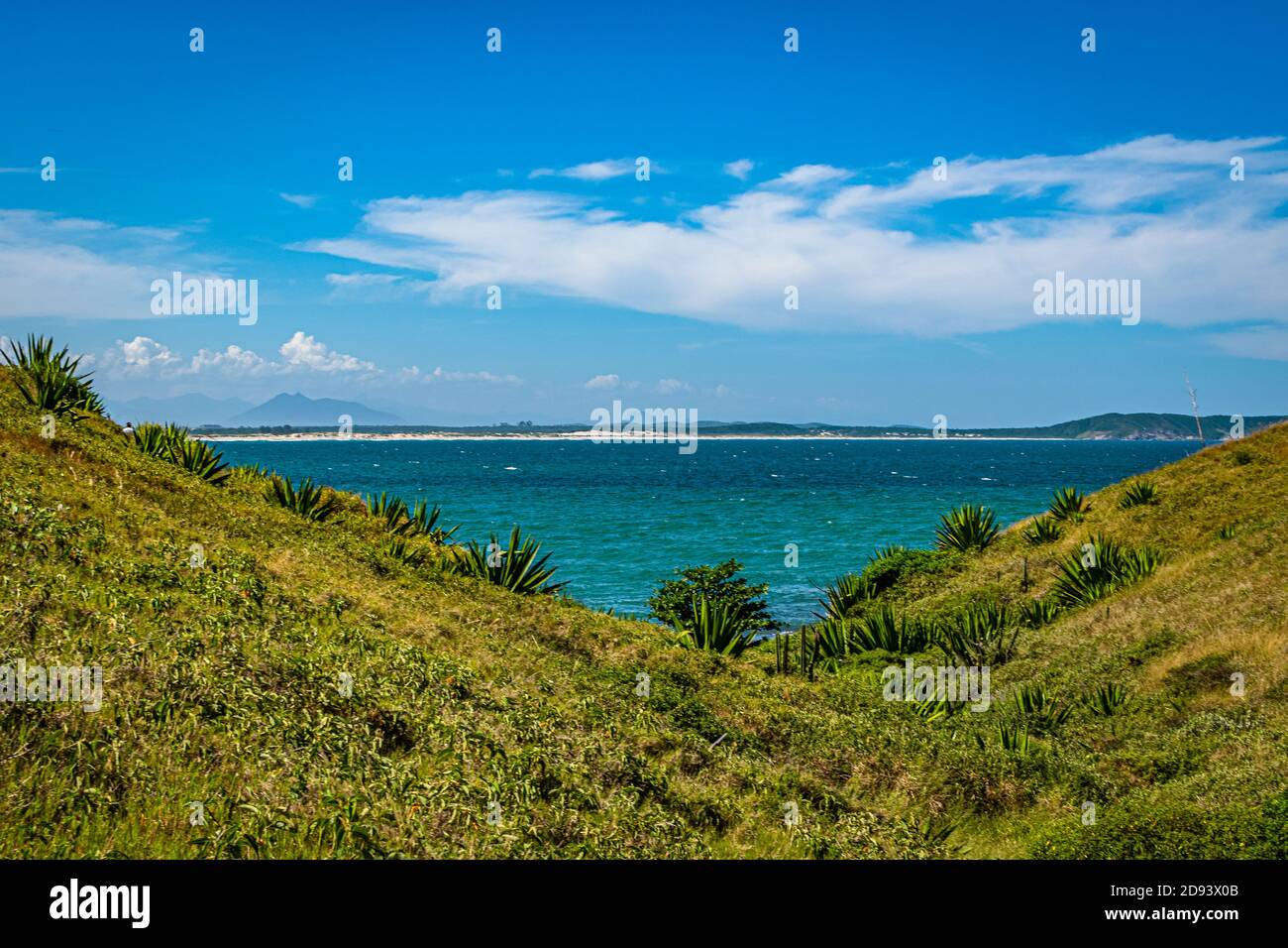 Plage en été ensoleillé, sur la mer de la côte brésilienne, dans la région des lacs, ville de Cabo Frio, Rio de Janeiro, Brésil Banque D'Images