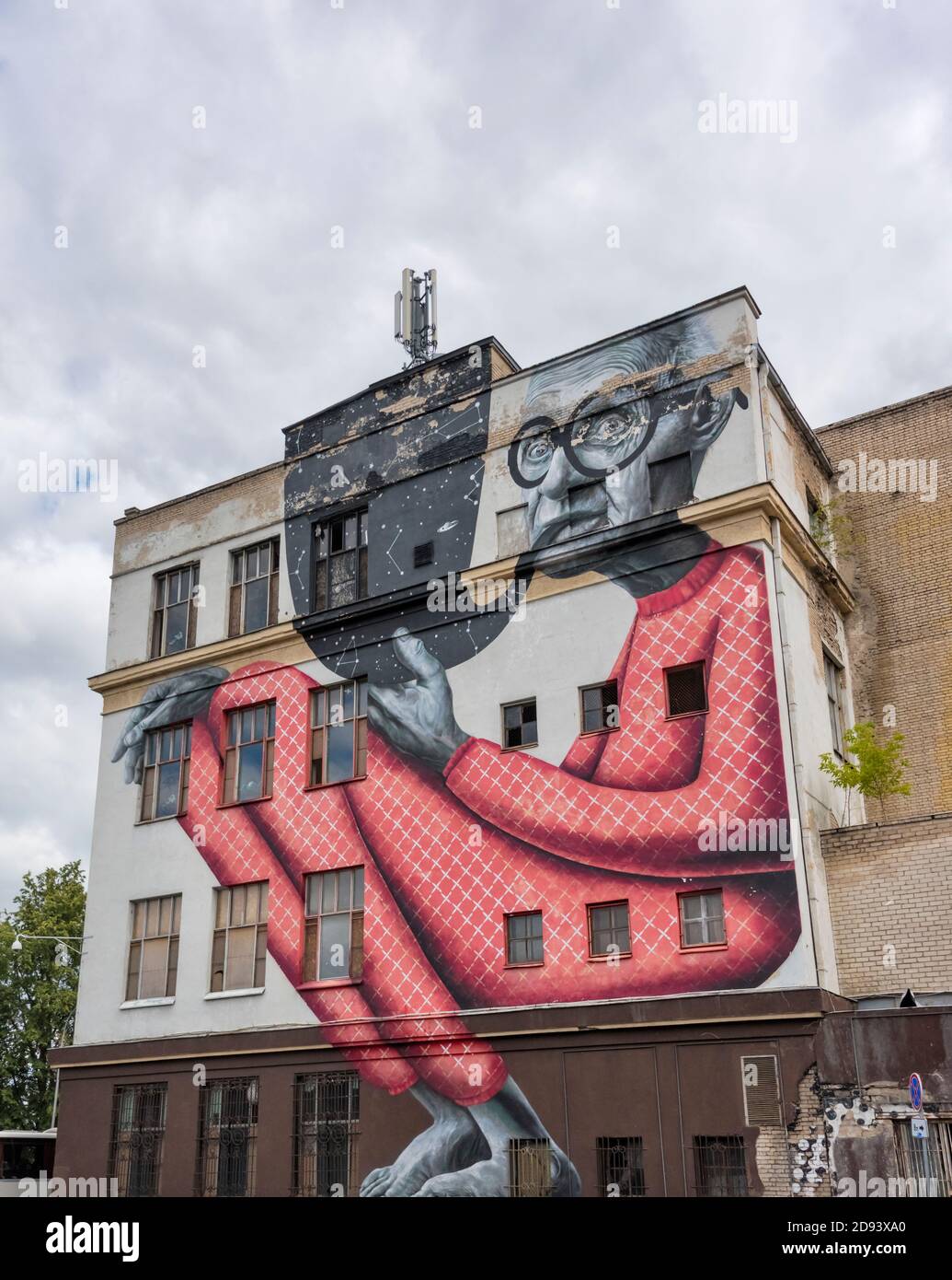Fresque Grandpa Wise de Gyva Grafika sur le mur du théâtre de la vieille ville, Kaunas, Lituanie Banque D'Images