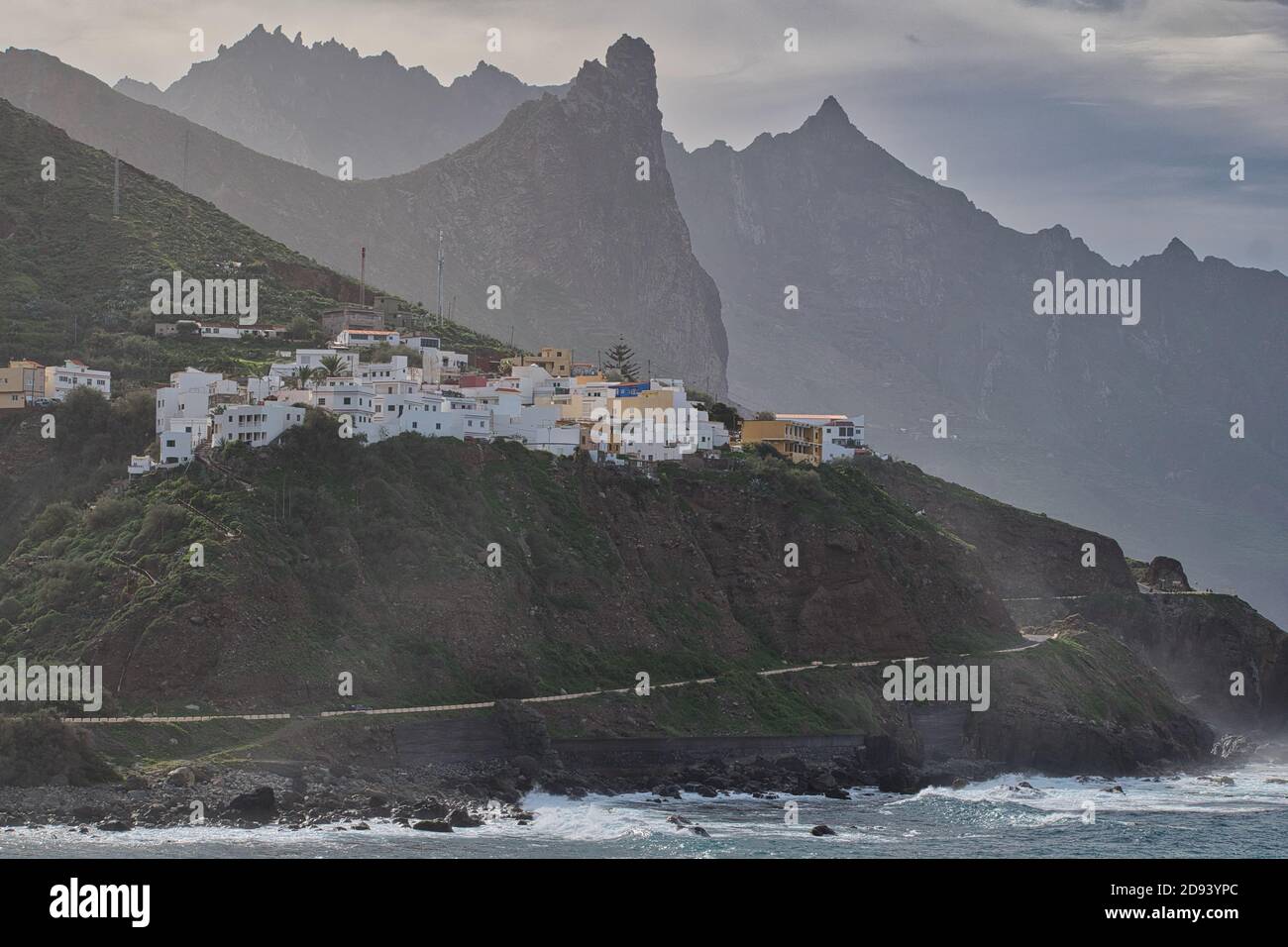 Le village de quelques maisons de taganana sur le île volcanique de ténérife sur la côte rocheuse où un la mer de tempête s'écrase par une journée nuageux Banque D'Images