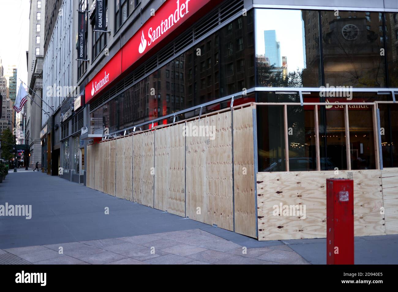 New York, New York, États-Unis. 2 novembre 2020. Élections aux États-Unis. Le front des magasins s'est embarqué dans la section Herald Sqare de Manhattan en prévision de violences potentielles après l'élection présidentielle américaine de mardi entre Donald Trump et l'ancien vice-président Joe Biden. Crédit : Adam Stoltman/Alamy Live News Banque D'Images