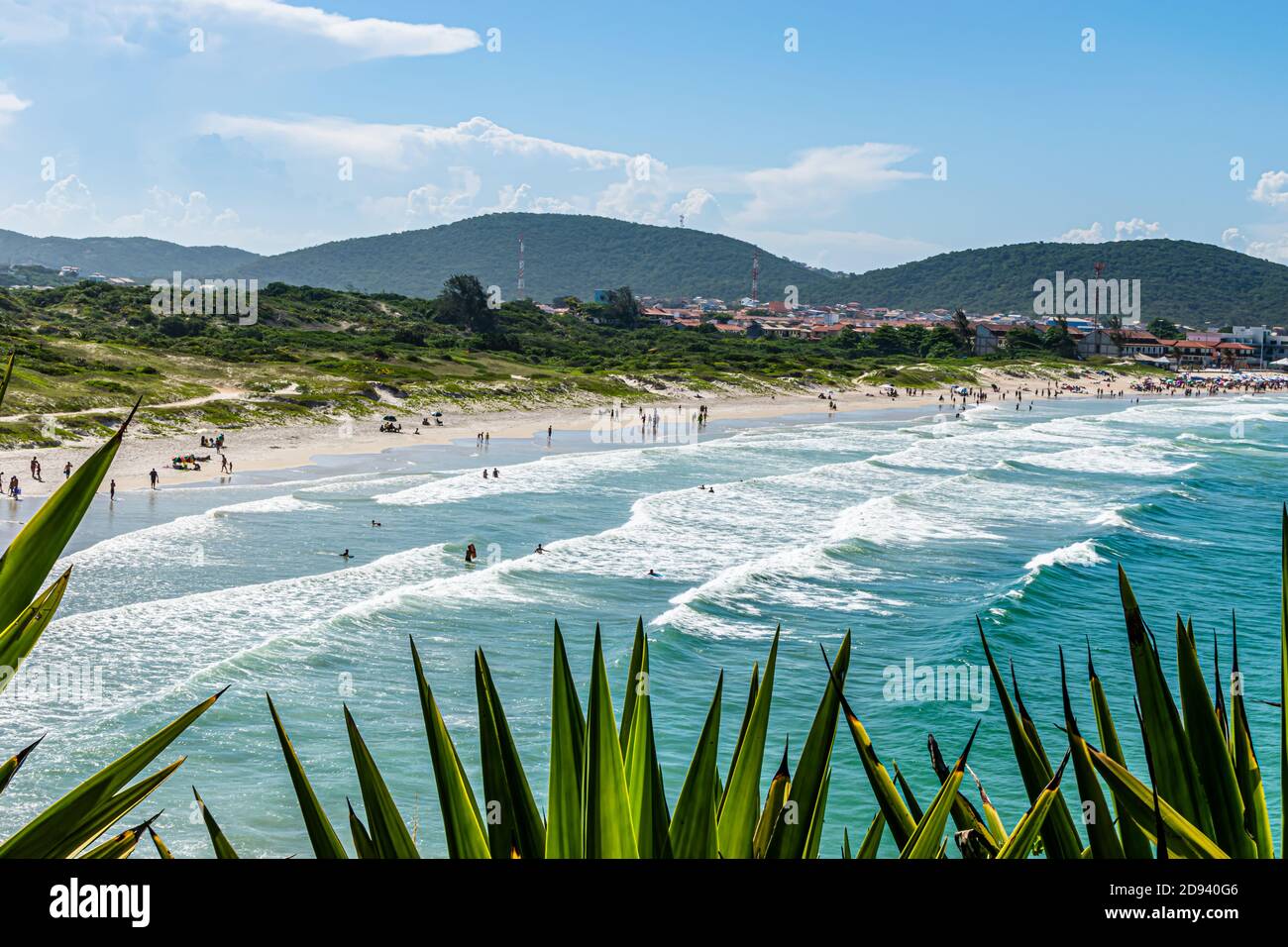 Plage en été ensoleillé, sur la mer de la côte brésilienne, dans la région des lacs, ville de Cabo Frio, Rio de Janeiro, Brésil Banque D'Images