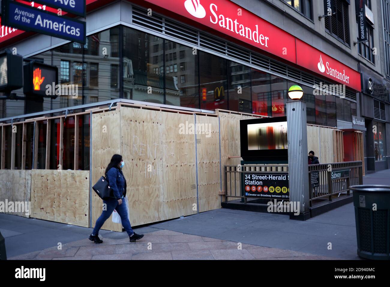 New York, New York, États-Unis. 2 novembre 2020. Élections aux États-Unis. Le front des magasins s'est embarqué dans la section Herald Sqare de Manhattan en prévision de violences potentielles après l'élection présidentielle américaine de mardi entre Donald Trump et l'ancien vice-président Joe Biden. Crédit : Adam Stoltman/Alamy Live News Banque D'Images