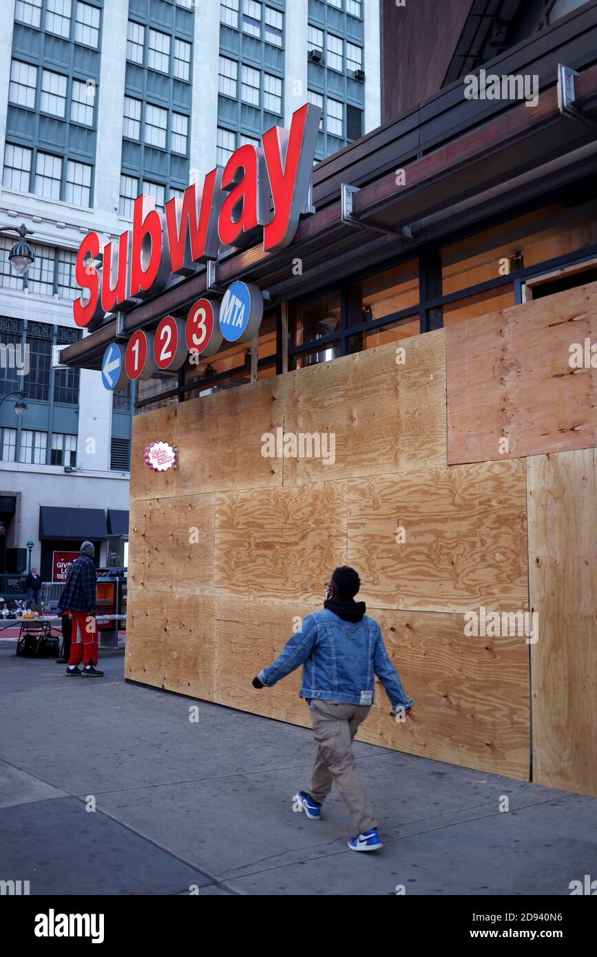 New York, New York, États-Unis. 2 novembre 2020. Élections aux États-Unis. Le front des magasins s'est embarqué dans la section Herald Sqare de Manhattan en prévision de violences potentielles après l'élection présidentielle américaine de mardi entre Donald Trump et l'ancien vice-président Joe Biden. Crédit : Adam Stoltman/Alamy Live News Banque D'Images
