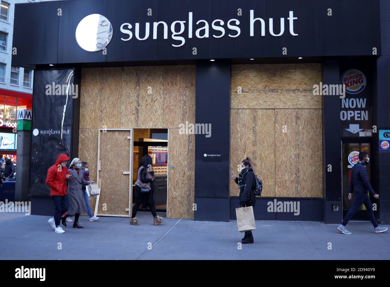 New York, New York, États-Unis. 2 novembre 2020. Élections aux États-Unis. Le front des magasins s'est embarqué dans la section Herald Sqare de Manhattan en prévision de violences potentielles après l'élection présidentielle américaine de mardi entre Donald Trump et l'ancien vice-président Joe Biden. Crédit : Adam Stoltman/Alamy Live News Banque D'Images