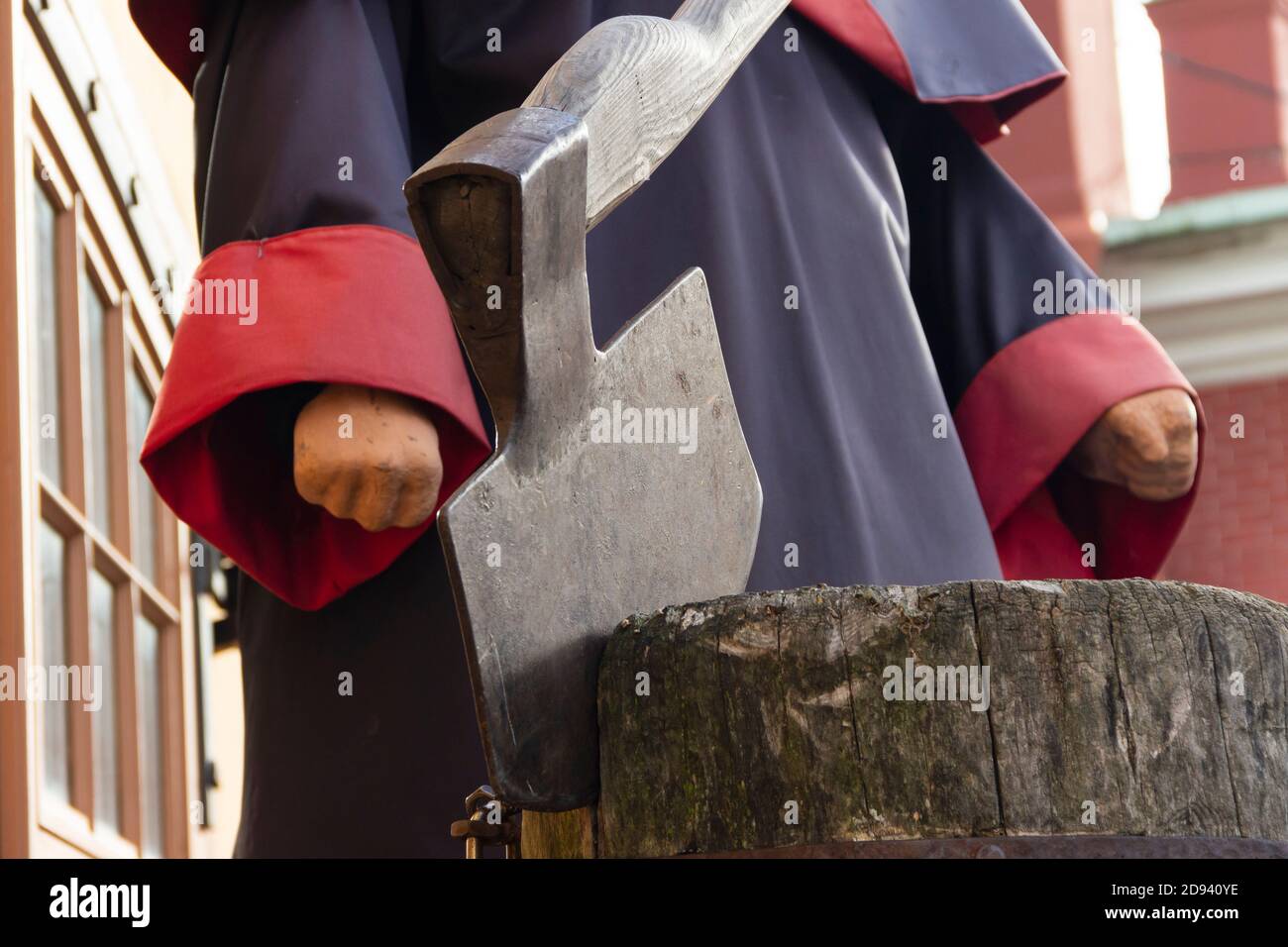Bourreau médiéval dans un manteau avec une capuche et un bloc de hachage  avec une hache sur la plate-forme Photo Stock - Alamy