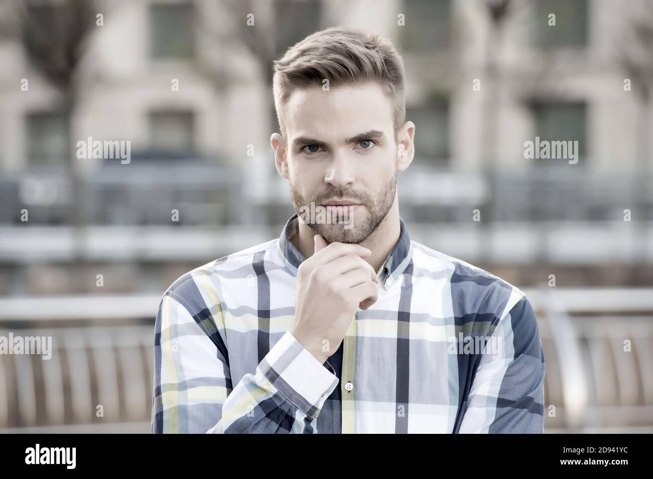 Tondre ou raser. Guy non rasé les cheveux barbe tactile à l'extérieur. Bel homme porter la barbe. Homme barbu avec moustache et barbe élégant forme. Salon de toilettage pour hommes. Le toilettage de la barbe. Un barbier. Banque D'Images