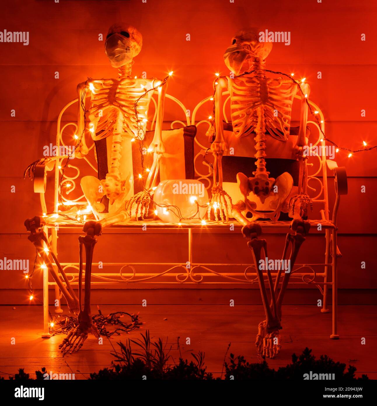 Squelettes suspendus portant des revêtements de visage pendant la pandémie Covid-19 Halloween 2020 Banque D'Images