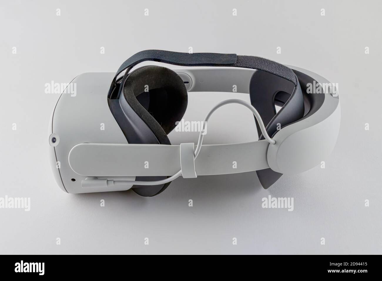 CHESTER, ANGLETERRE - 1er NOVEMBRE 2020 : casque de réalité virtuelle Oculus Quest 2 avec serre-tête Elite en option Banque D'Images