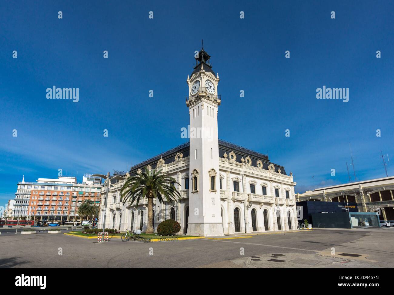 Les bâtiments de l'Autorité portuaire avec tour de l'horloge à port de Valence, Espagne, ultra wide angle Banque D'Images