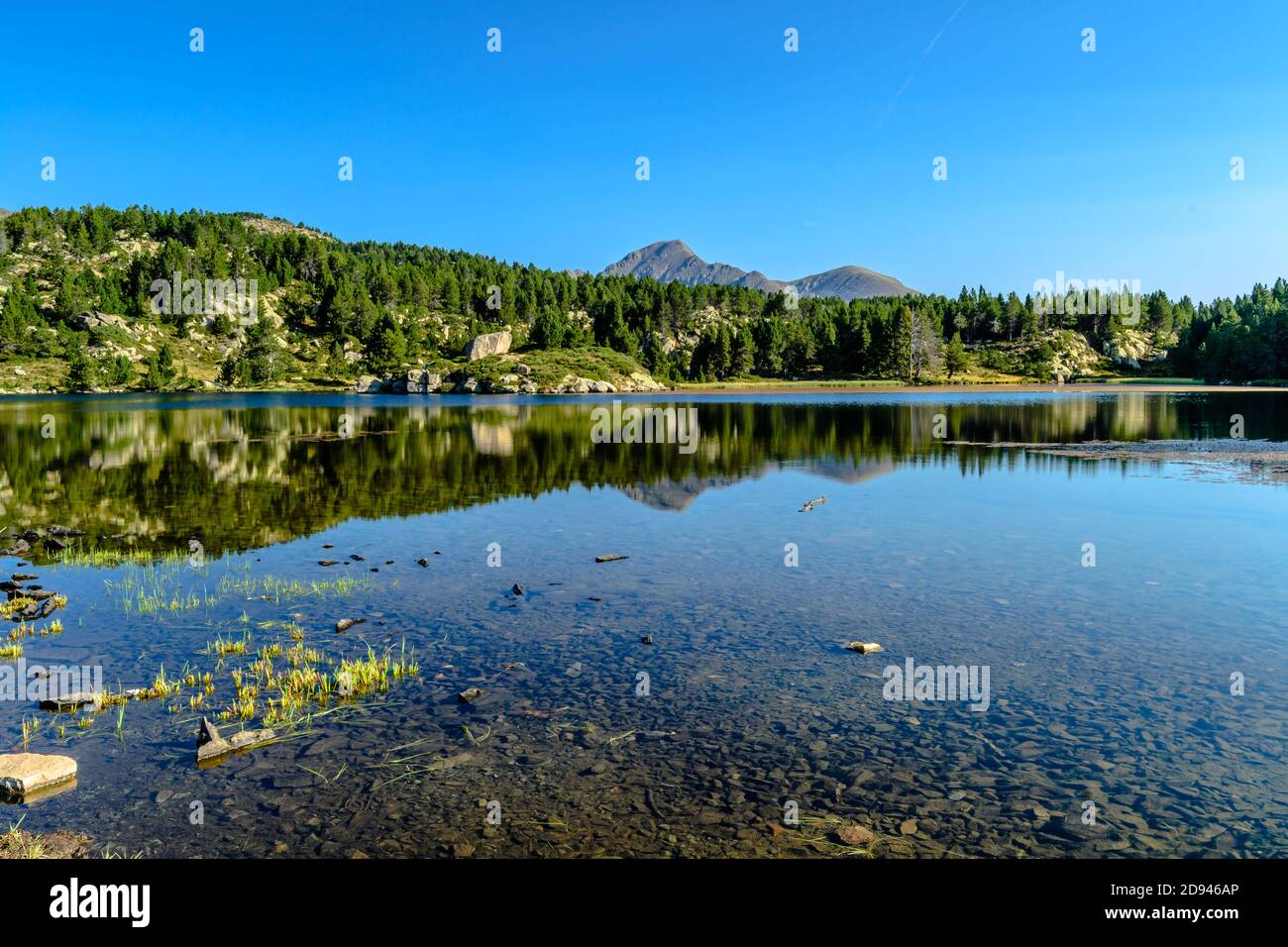 Réflexions bleues du lac de montagne (Capcir, les lacs des Bouillouses, France) Banque D'Images