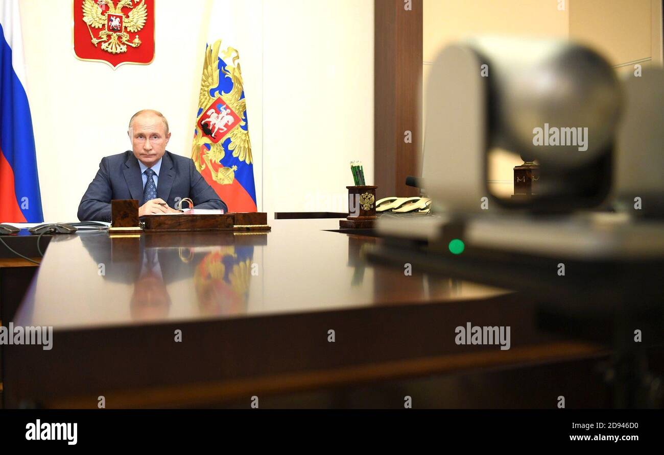 Le Président russe Vladimir Poutine, organise une vidéoconférence avec les membres du Conseil de la culture et de l'art depuis sa résidence à Novo-Ogaryovo le 27 octobre 2020 en dehors de Moscou, en Russie. Poutine tient des réunions par télé-conférence depuis sa résidence en raison de la pandémie du coronavirus COVID-19. Banque D'Images