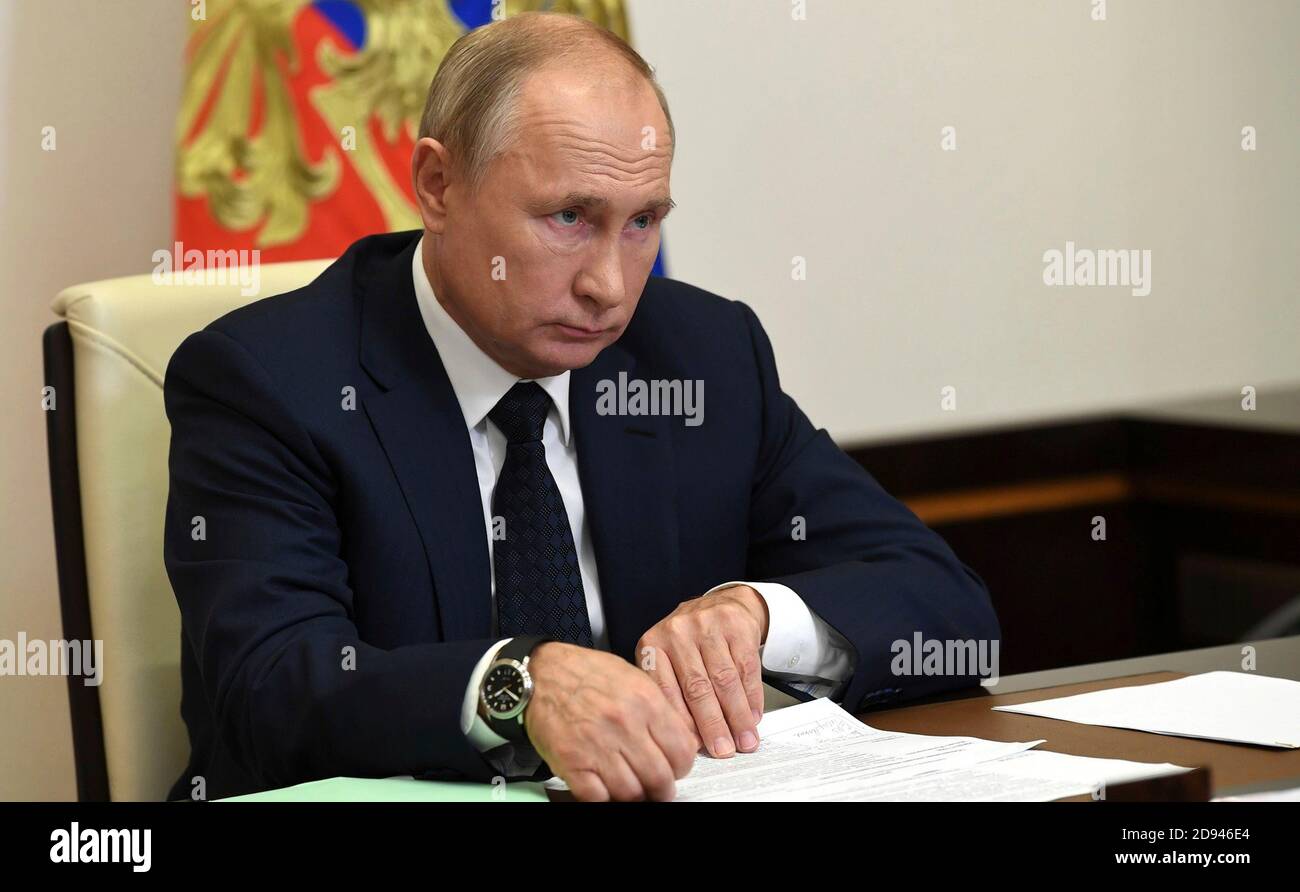 Le président russe Vladimir Poutine, organise une vidéoconférence avec les membres du gouvernement de sa résidence à Novo-Ogaryovo le 28 octobre 2020 en dehors de Moscou, en Russie. Poutine tient des réunions par télé-conférence depuis sa résidence en raison de la pandémie du coronavirus COVID-19. Banque D'Images