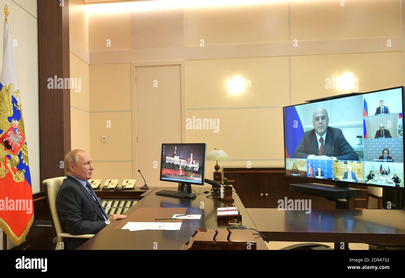 Le président russe Vladimir Poutine préside une vidéo-conférence sur les questions économiques depuis sa résidence à Novo-Ogaryovo le 23 octobre 2020 en dehors de Moscou, en Russie. Poutine tient des réunions par télé-conférence depuis sa résidence en raison de la pandémie du coronavirus COVID-19. Banque D'Images