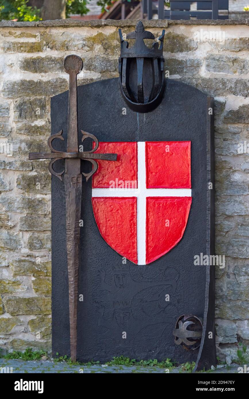 Sculpture moderne de chevalier médiéval avec casque, épée et bouclier dans la vieille ville de Tallinn, Estonie Banque D'Images