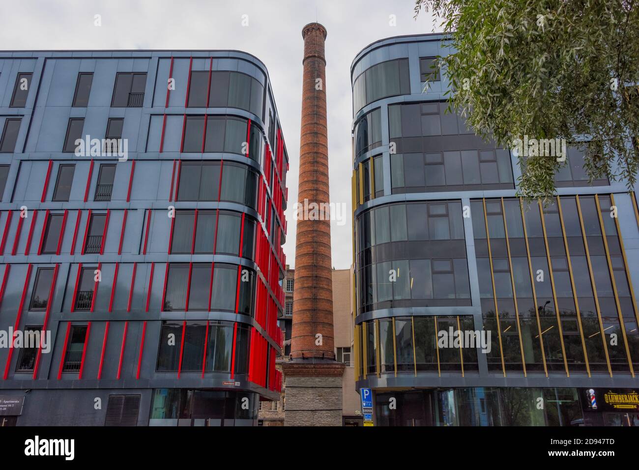 Bâtiment moderne avec une cheminée médiévale préservée entre Tallinn, Estonie Banque D'Images