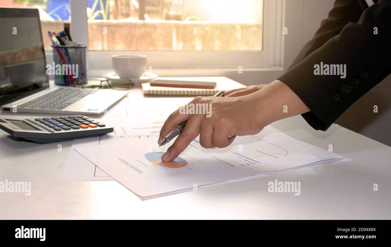 Les femmes d'affaires examinent les documents d'affaires sur leur bureau idées de travail et planification financière. Banque D'Images