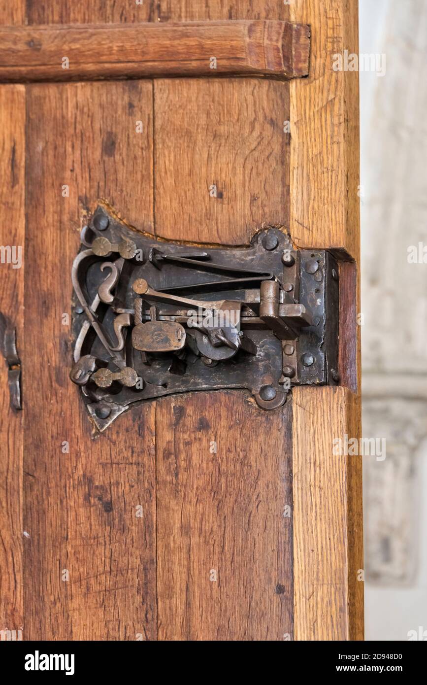 Serrure sur une ancienne porte en bois d'un bâtiment historique dans la vieille ville, Tallinn, Estonie Banque D'Images