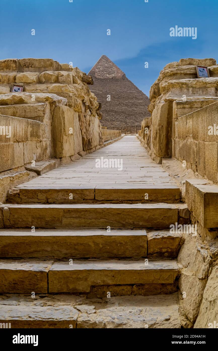 Juste en face et à droite du Grand Sphinx, se trouvent deux temples mégalithiques, connus sous le nom de Temple Sphinx, et le Temple de la Vallée Banque D'Images