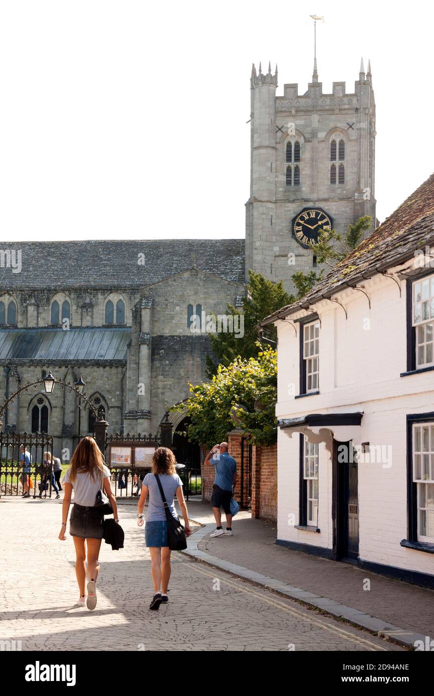 Church Street & Christchurch Priory, Christchurch, Dorset, Angleterre Banque D'Images