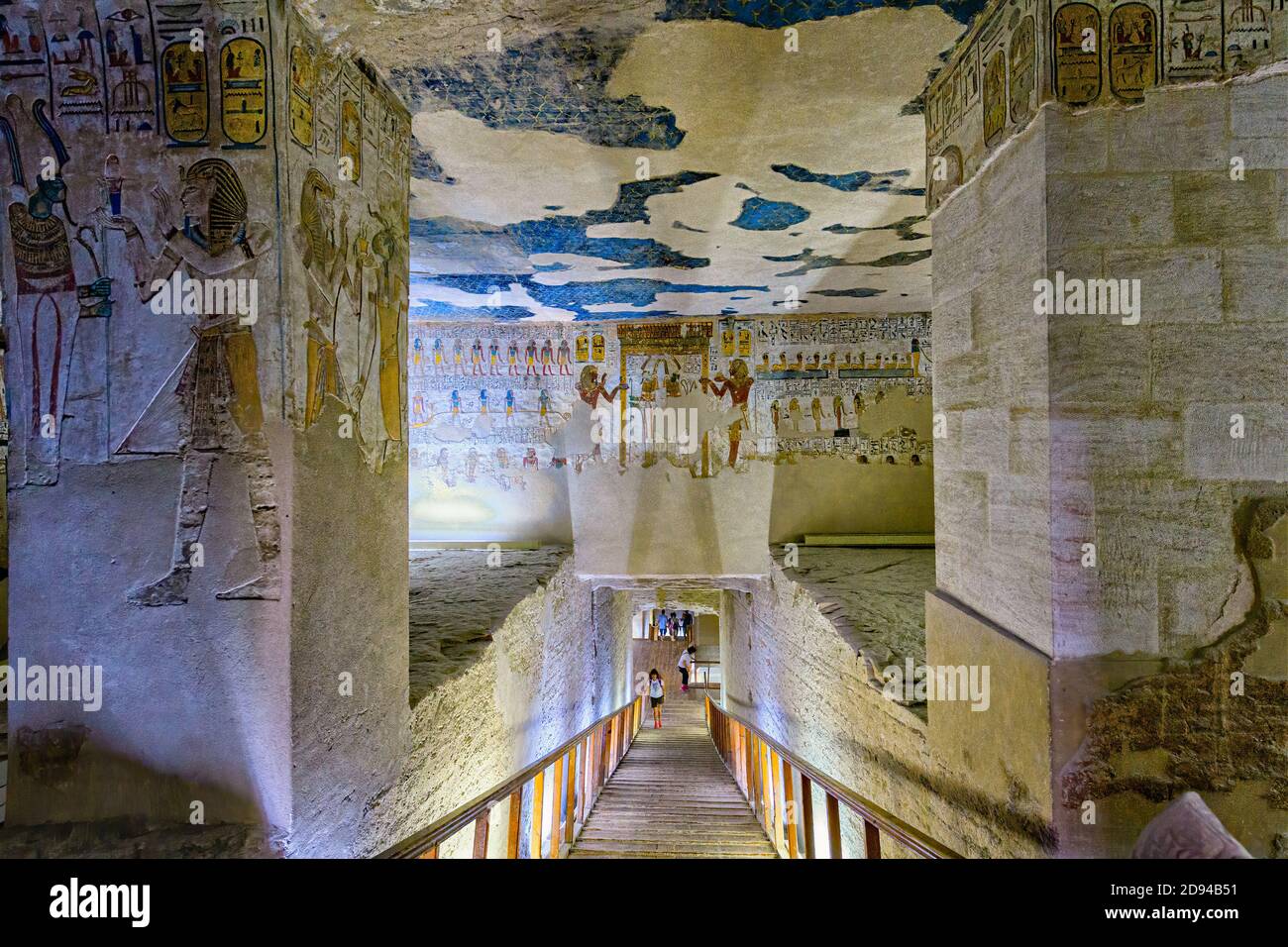 Vue de la chambre au pilon jusqu'à la chambre du sarcophage dans KV8, le tombeau de Merneptah Banque D'Images