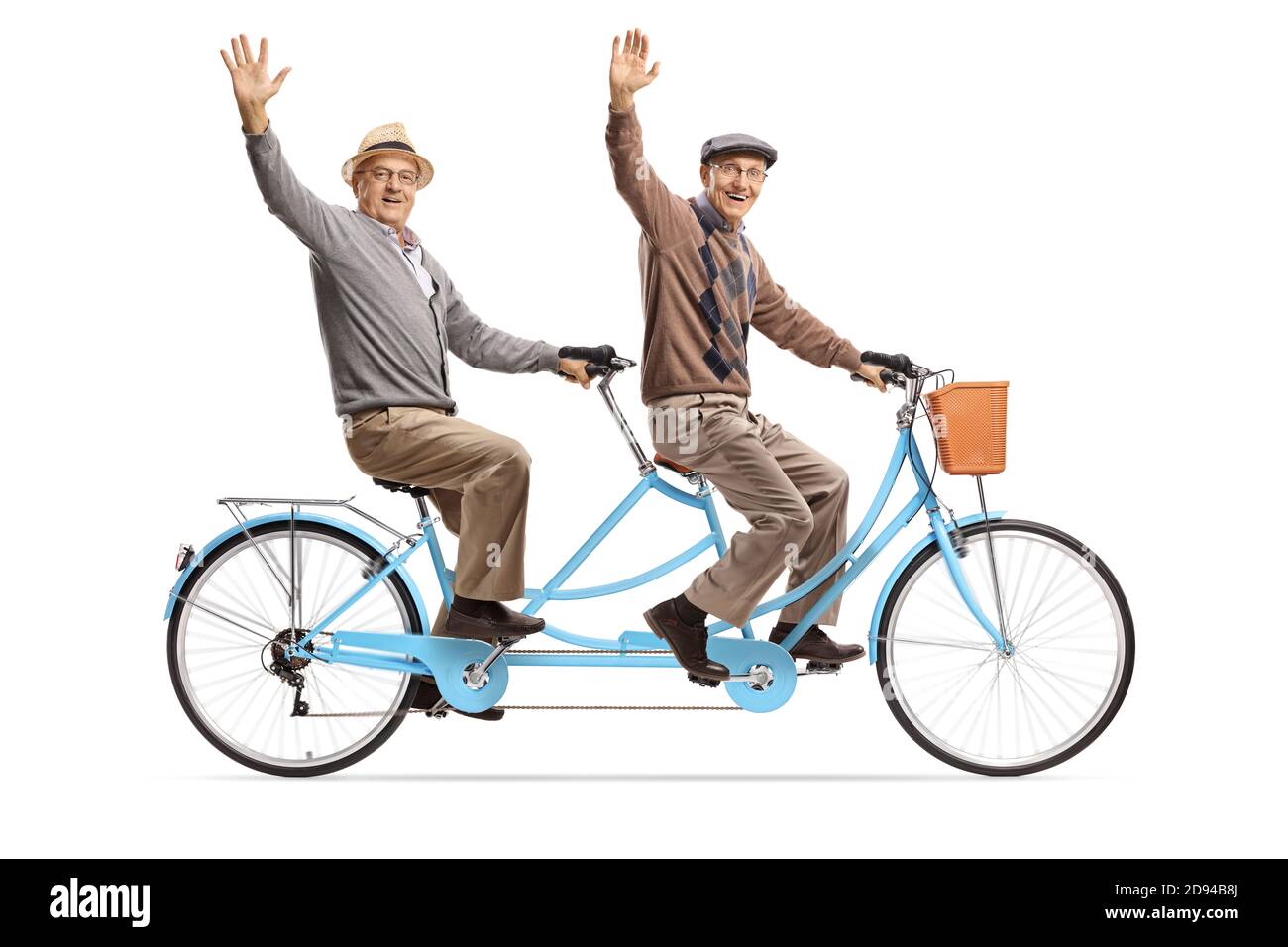 Des hommes âgés qui font du vélo en tandem bleu et qui agite à caméra