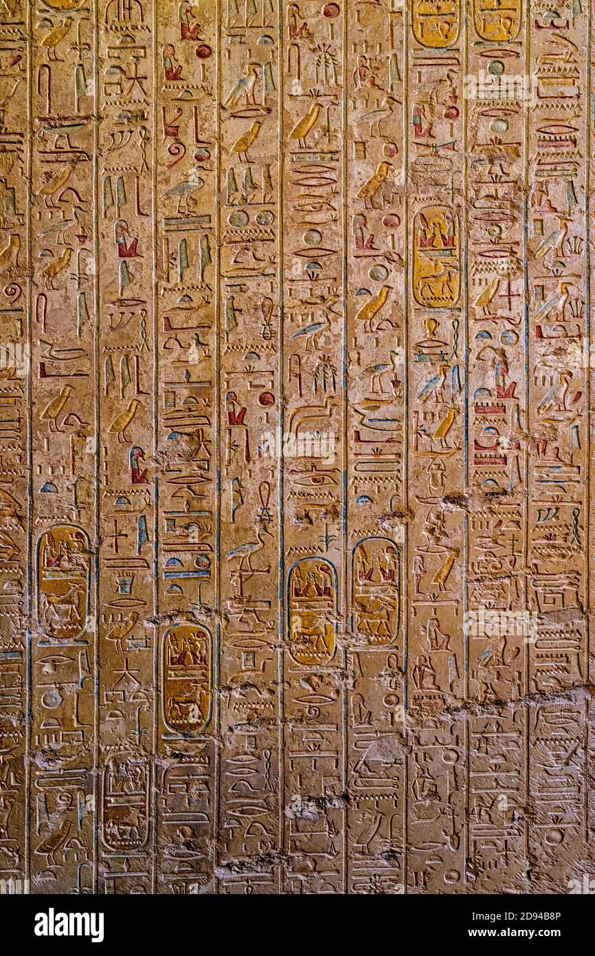 Hiéroglyphes sur le mur d'entrée de KV8, la tombe du pharaon de la 19e dynastie, Merneptah dans la vallée des rois Banque D'Images