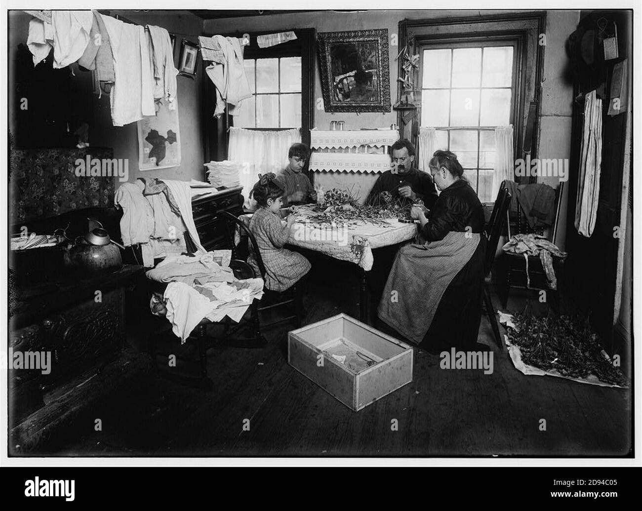 Julin, une enfant de six ans, faisant des pansies pour ses voisins au dernier étage (Gatto), 106 Thompson Street, New York, ont dit qu'elle le fait tous les jours, « mais pas toute la journée ». Une bière growler et sale Banque D'Images