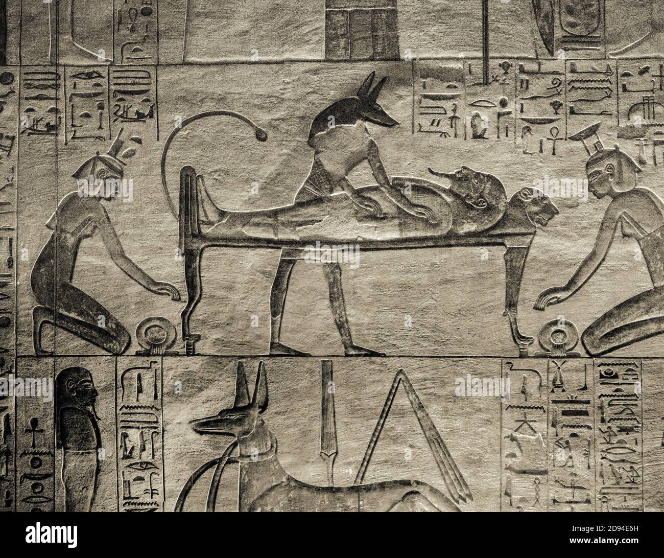 Anubis préparant la momie du roi, assisté par Isis et Nephthys, avec deux des quatre fils d'Horus et Anubis Jackal Banque D'Images