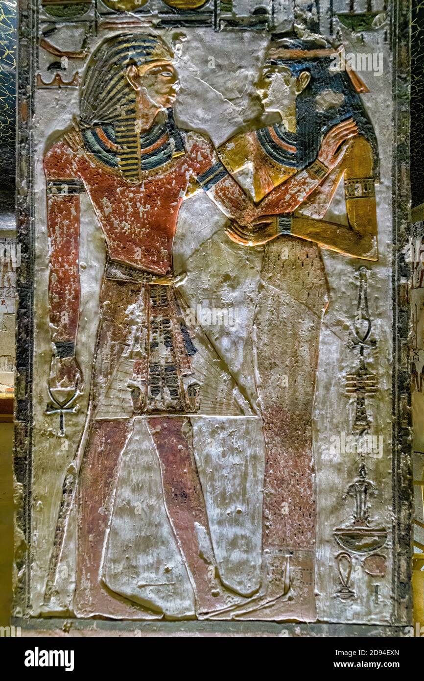 SETI I se tient avec une Déité sur l'un des piliers de la salle des quatre piliers à KV17, le tombeau de Seti I. Banque D'Images