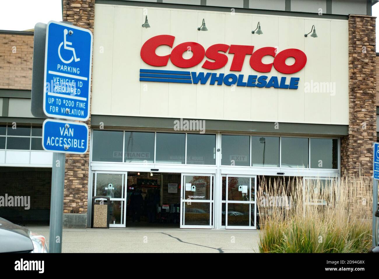 L'entrée du magasin de vente en gros Costco affichant une enseigne de stationnement pour handicapés dans le parking. Maplewood Minnesota MN États-Unis Banque D'Images