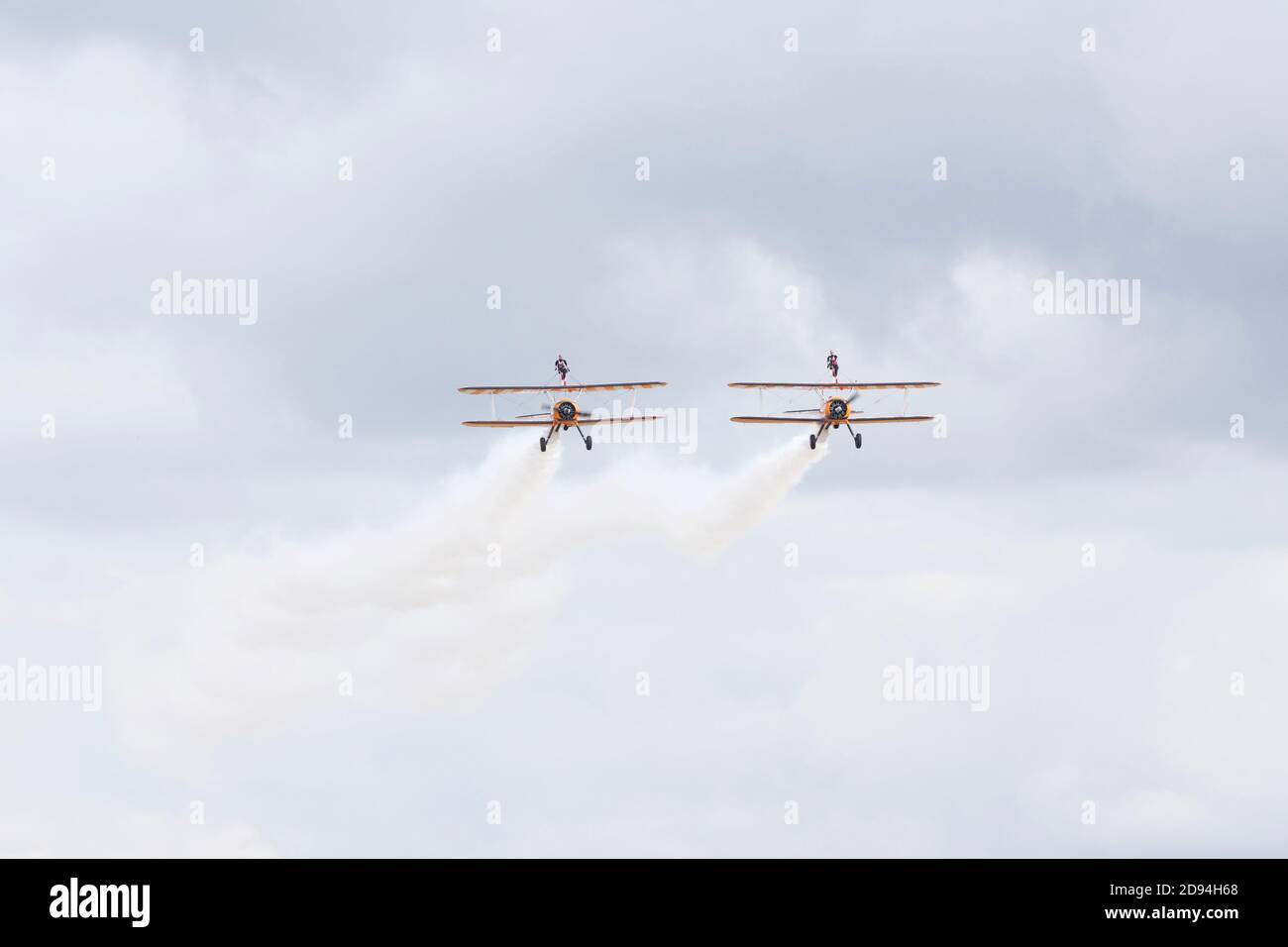 AeroSuperBetics Wingwalkers en représentation au Duxford Air Show 2019 / WiNG marche / secoueur d'aile femelle / marche à pied / biplan / biplans Banque D'Images