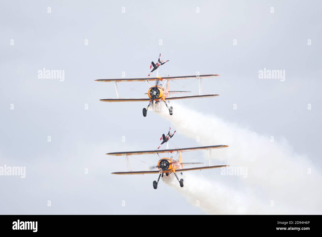 AeroSuperBetics Wingwalkers en représentation au Duxford Air Show 2019 / WiNG marche / secoueur d'aile femelle / marche à pied / biplan / biplans Banque D'Images