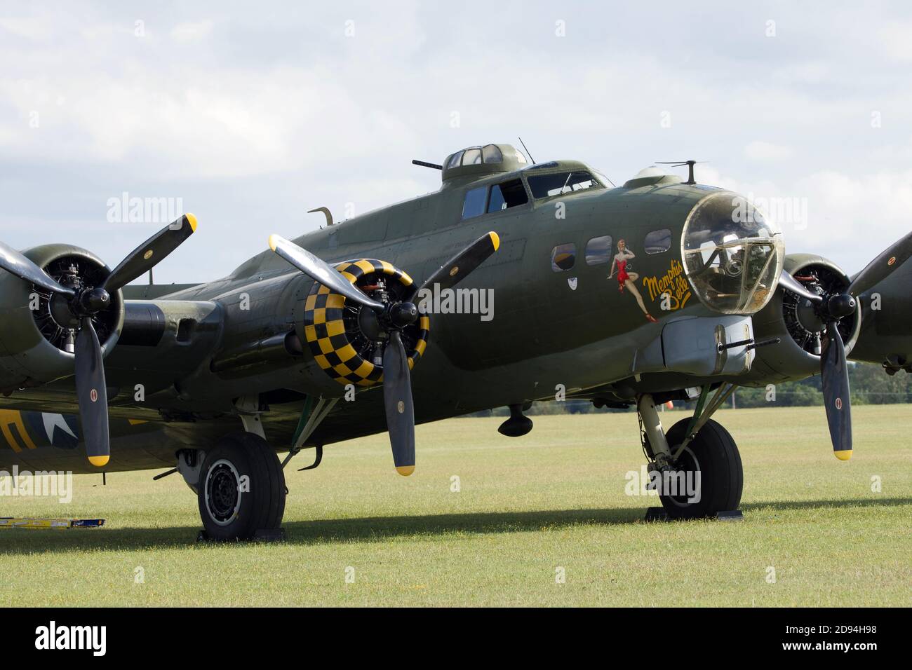 Boeing B-17 Flying Fortress décollage au Duxford Air Show 2019 (Sally B, du film Memphis Belle) sur la piste Banque D'Images