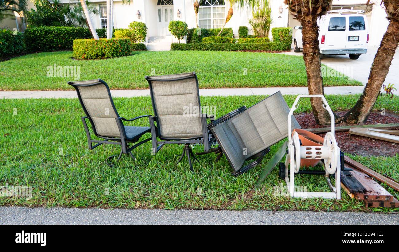 Les déchets en vrac, y compris les chaises jetées sur le trottoir pour la collecte des déchets. Banque D'Images