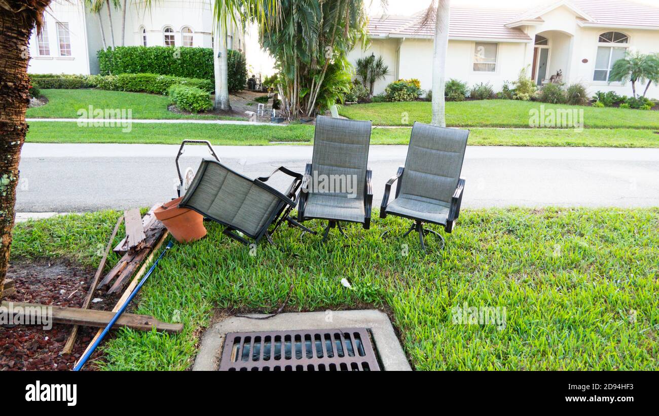 Les déchets en vrac, y compris les chaises jetées sur le trottoir pour la collecte des déchets. Banque D'Images