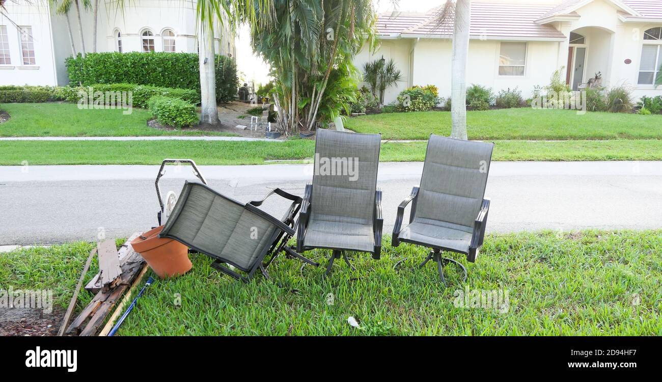 Les déchets en vrac, y compris les chaises jetées sur le trottoir pour la collecte des déchets. Banque D'Images