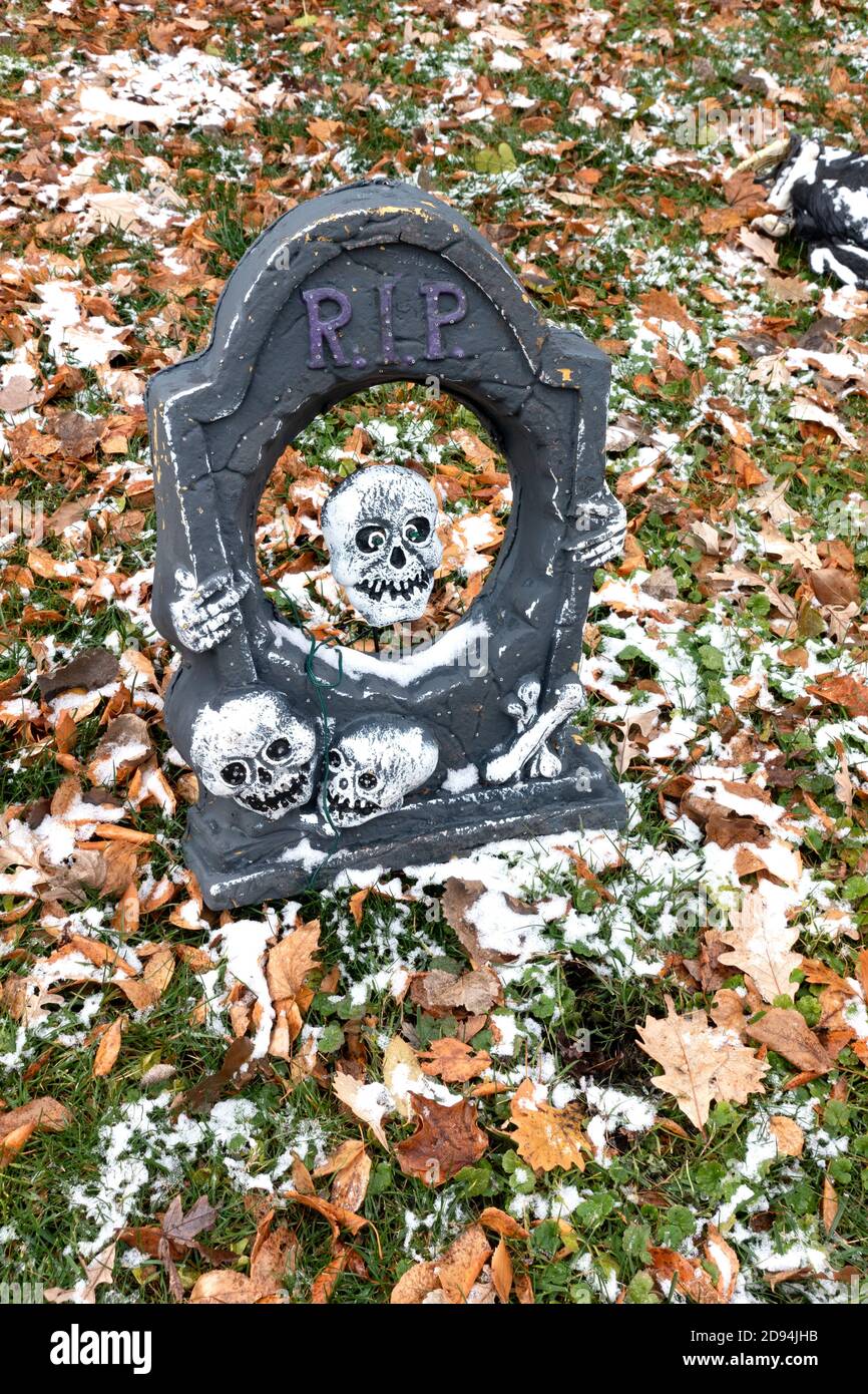 Halloween RIP tête de mort décoration d'une pierre tombale dans une pelouse résidentielle. St Paul Minnesota MN États-Unis Banque D'Images