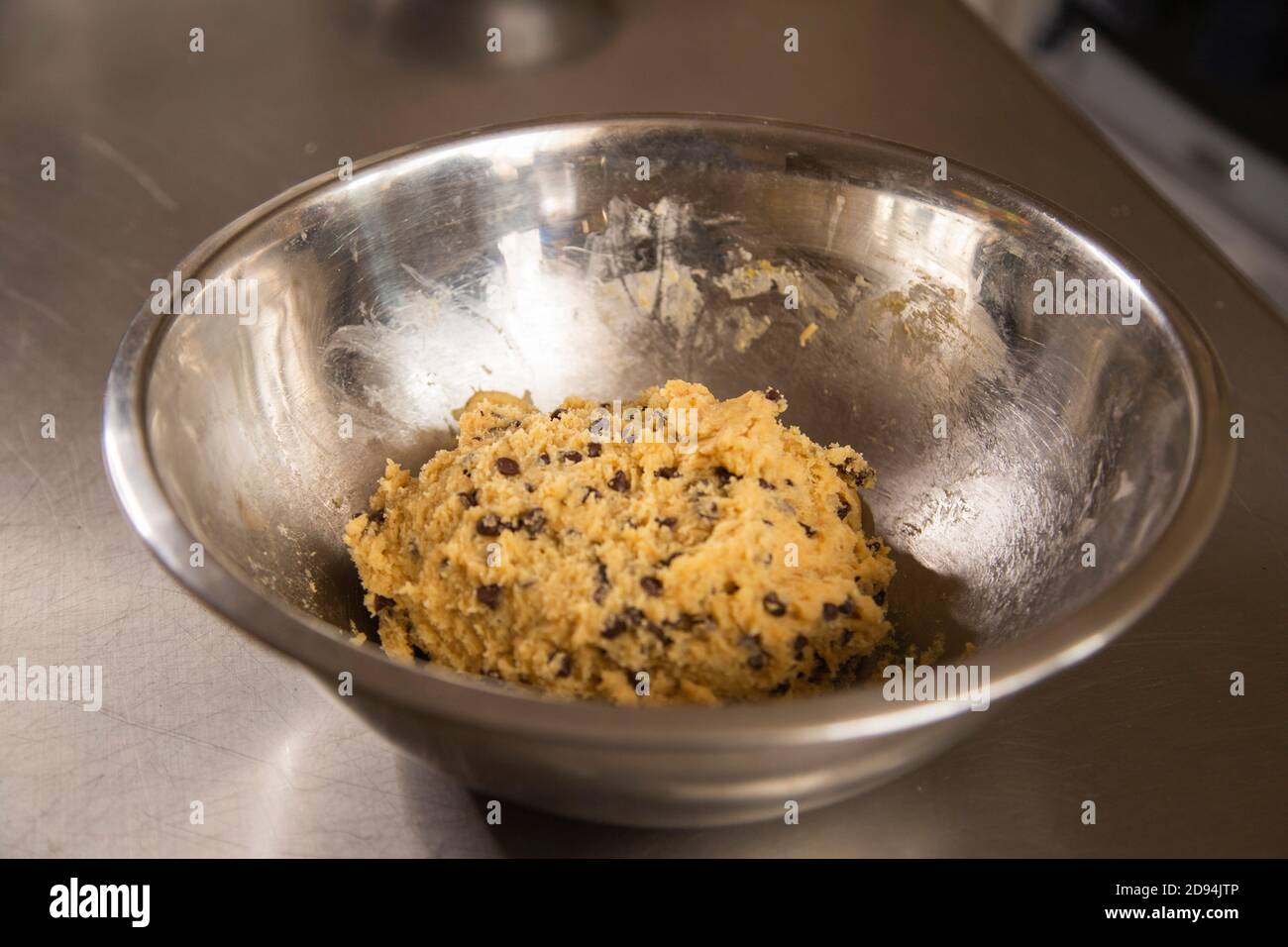 Mélange d'ingrédients pour faire des biscuits aux pépites de chocolat Banque D'Images